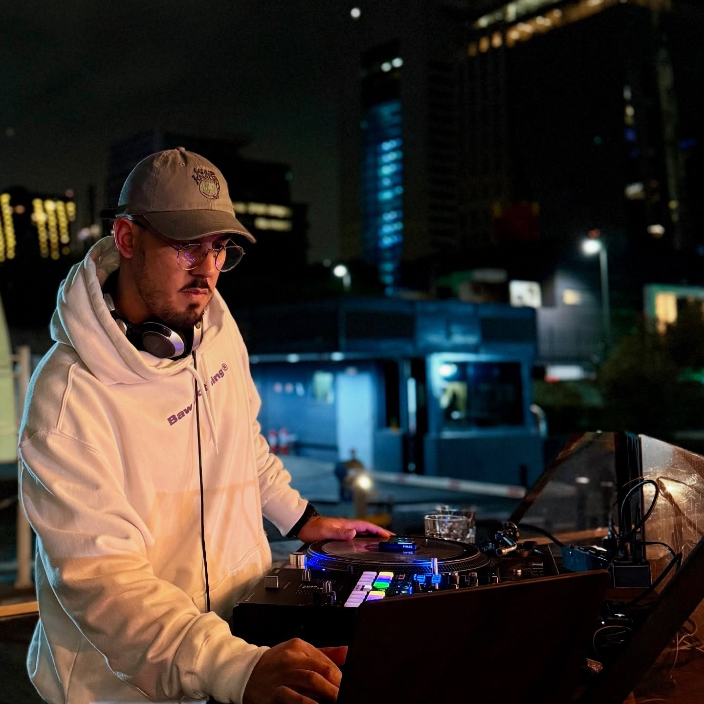 Skeeter DJ set rooftop noturno