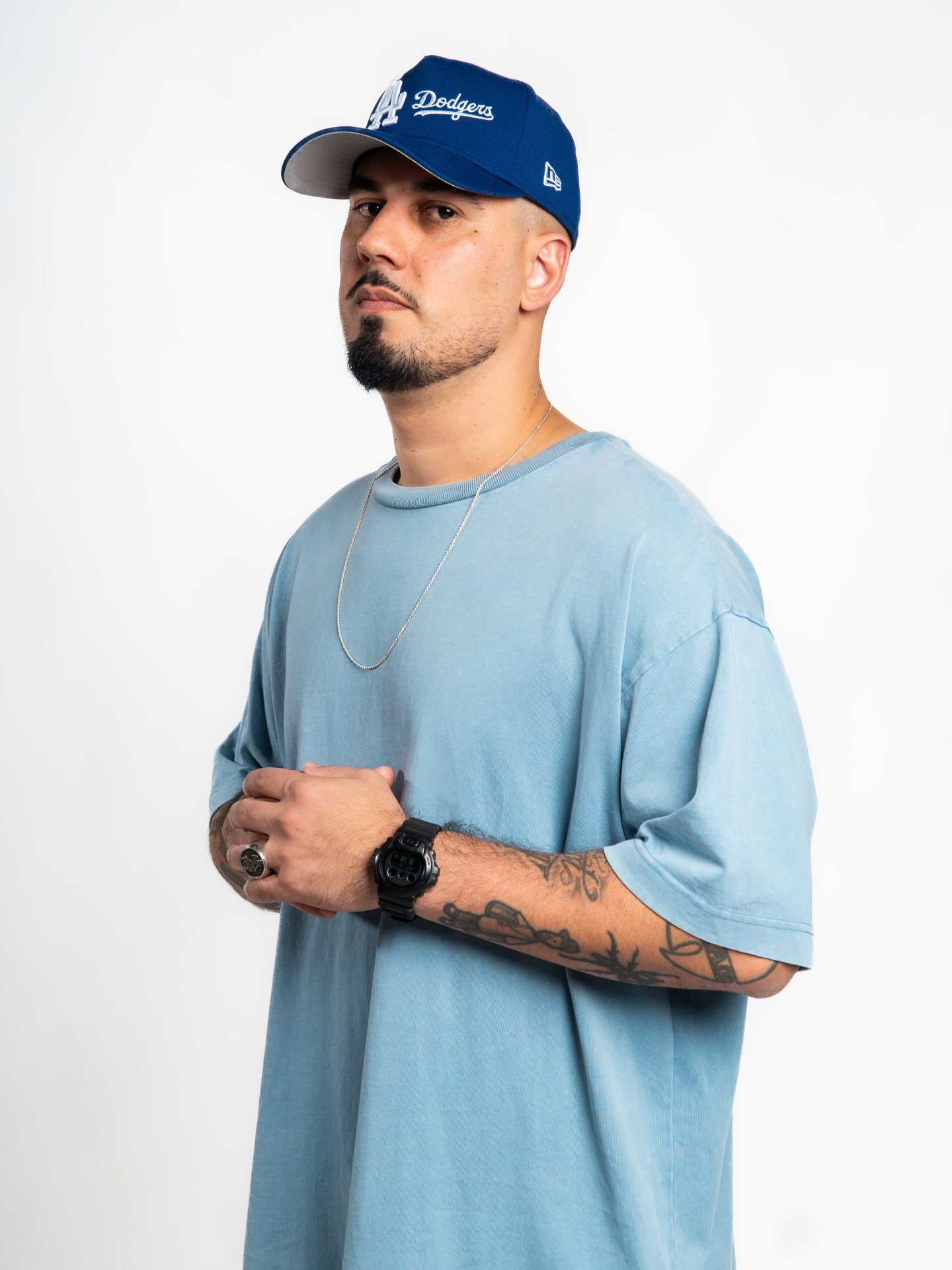 Skeeter retrato studio azul